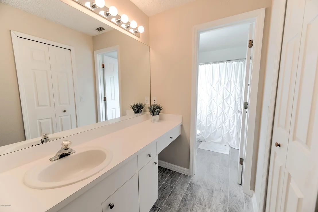 Photo of 977 Villa Drive