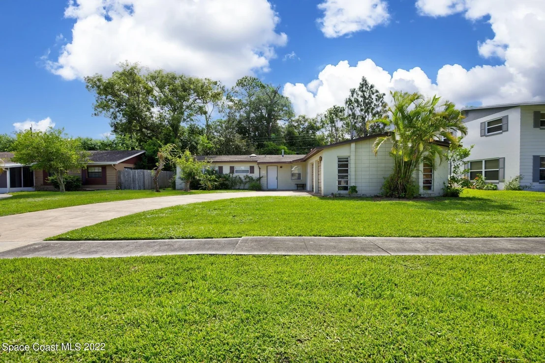 Photo of 1724 Golfview Drive