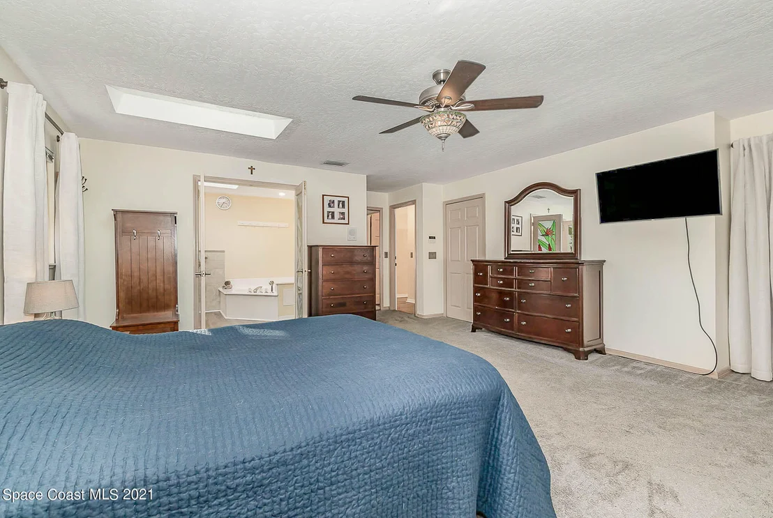 Photo of 2555 Macdonald Lane