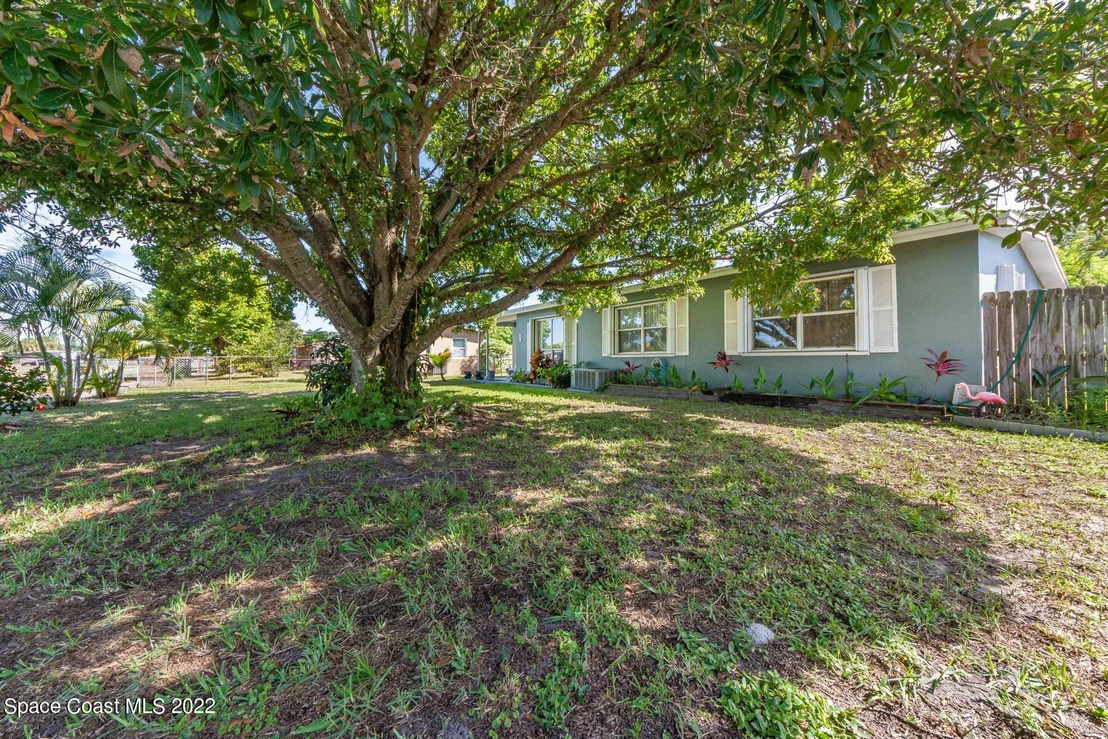 Photo of 931 Bianca Drive NE