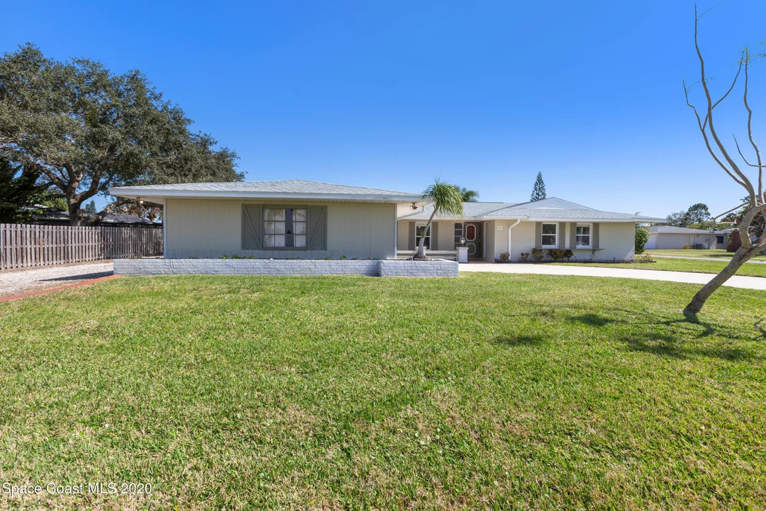 Photo of 609 Roberts Lane NE
