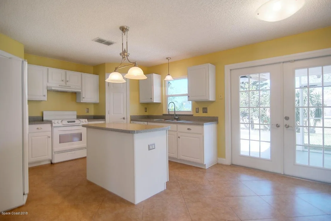 Photo of 1126 White Oak Circle