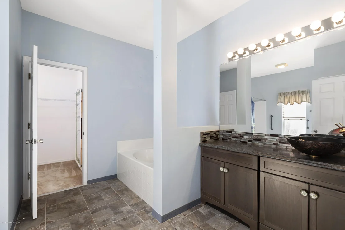 Photo of 5585 Graham Street