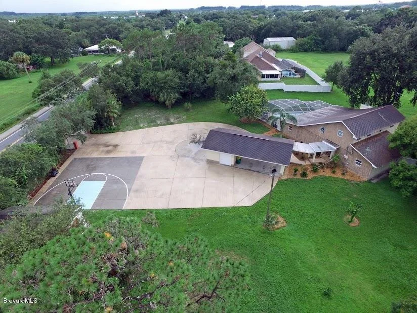 Photo of 385 N Range Road