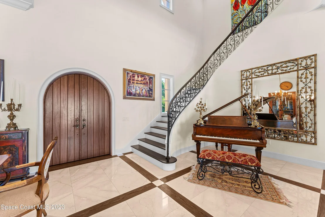 Photo of 2142 N Riverside Drive