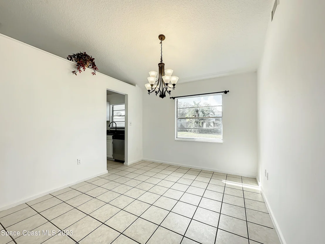 Photo of 580 Eldron Boulevard SE