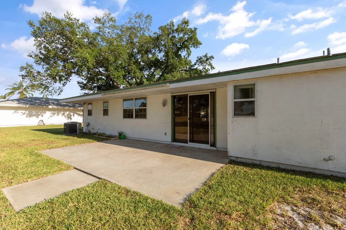 Photo of 859 Riviera Drive NE
