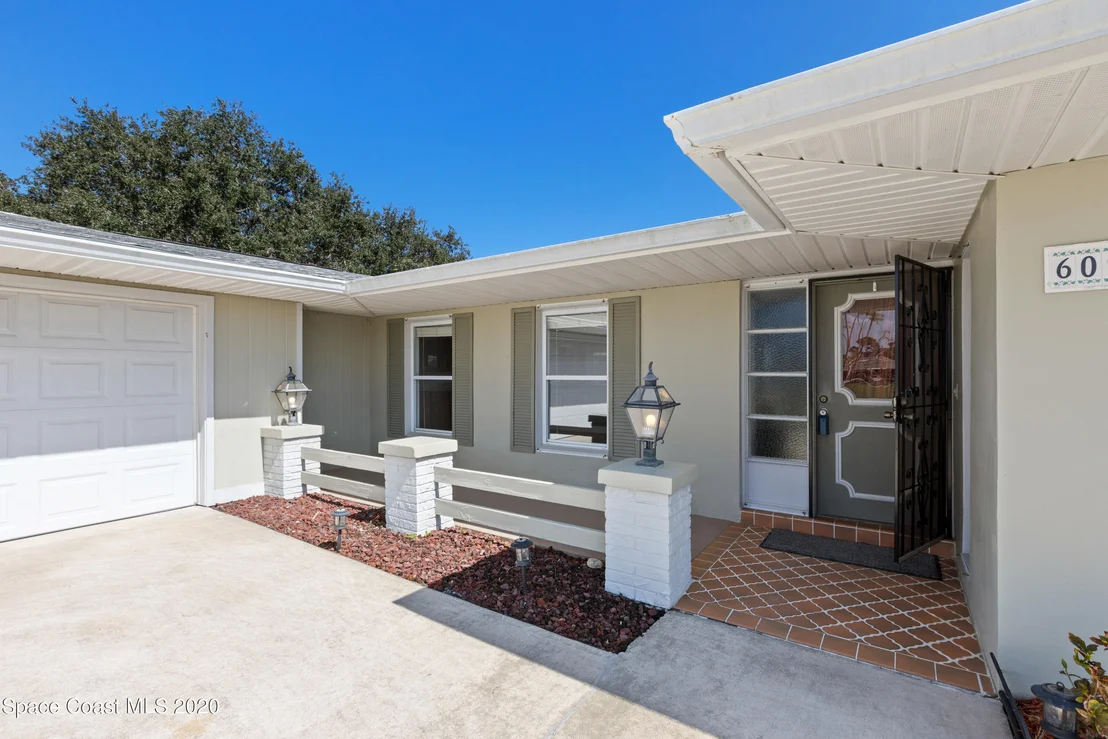 Photo of 609 Roberts Lane NE