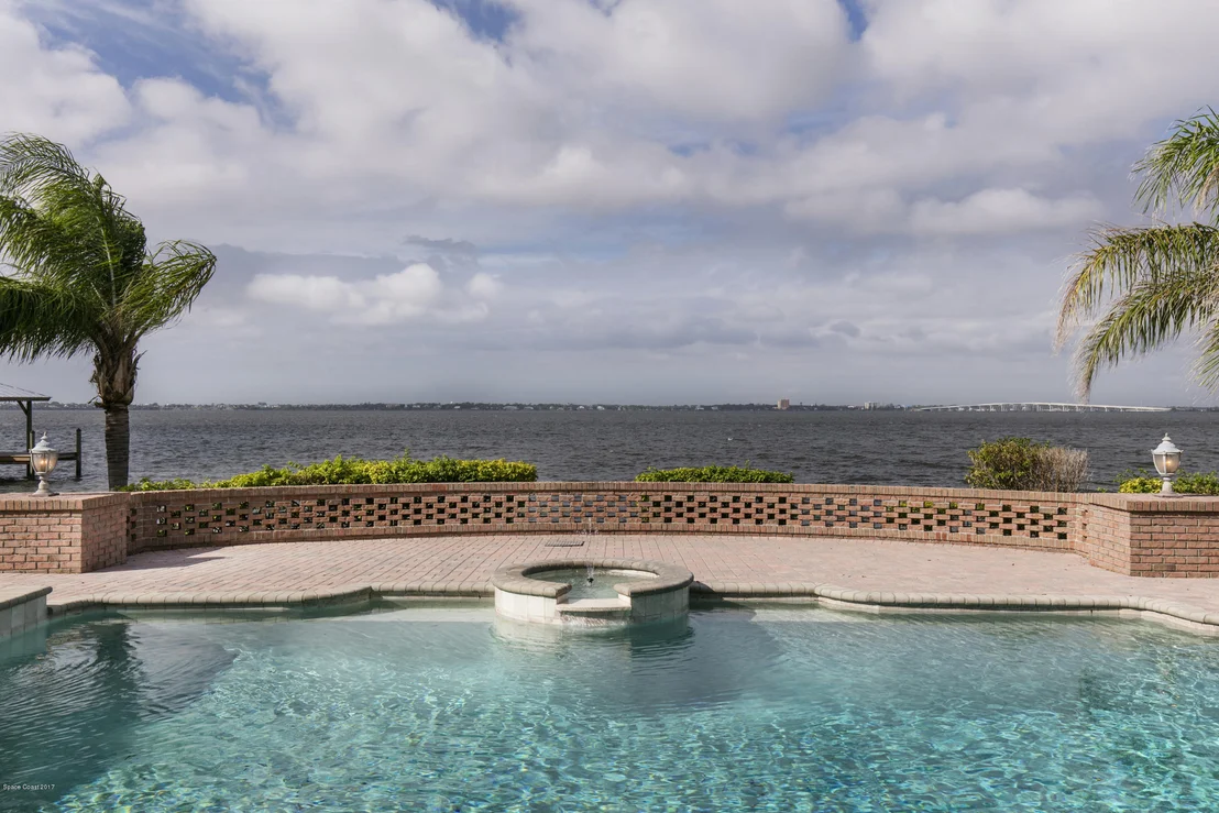 Photo of 2700 N Riverside Drive N