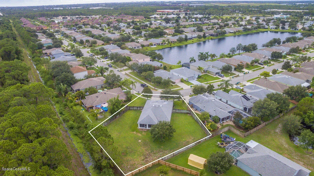 Photo of 1203 White Oak Circle