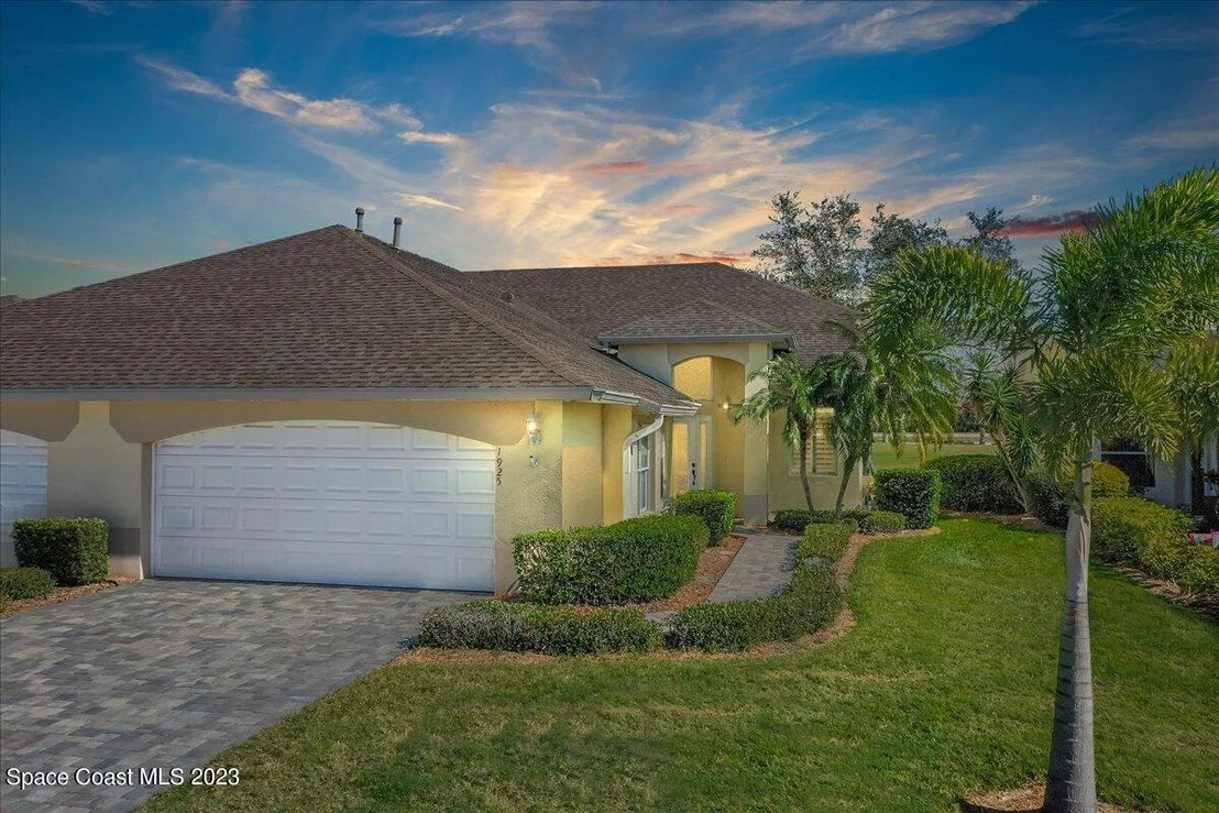 Photo of 1925 Golf Vista Boulevard