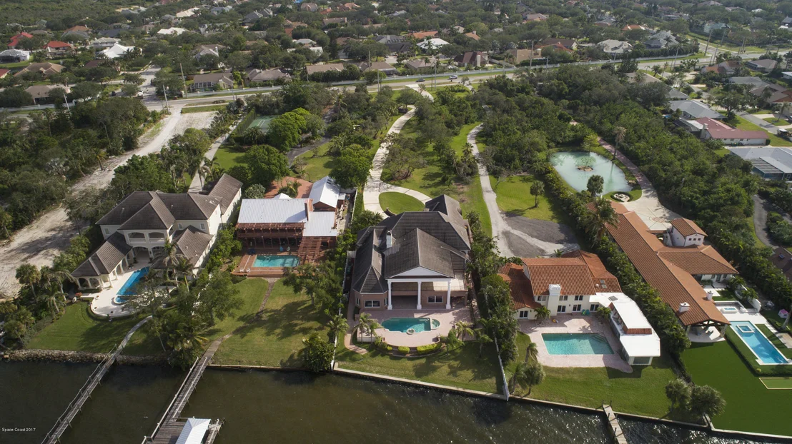 Photo of 2700 N Riverside Drive N