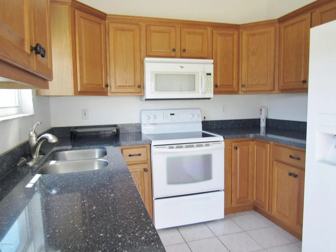 Photo of 1043 NE Goldenrod Circle NE