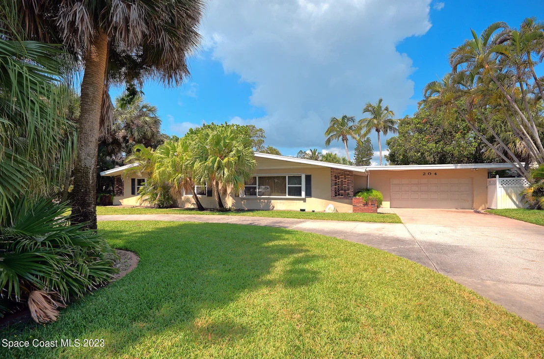 Photo of 204 S Riverside Drive