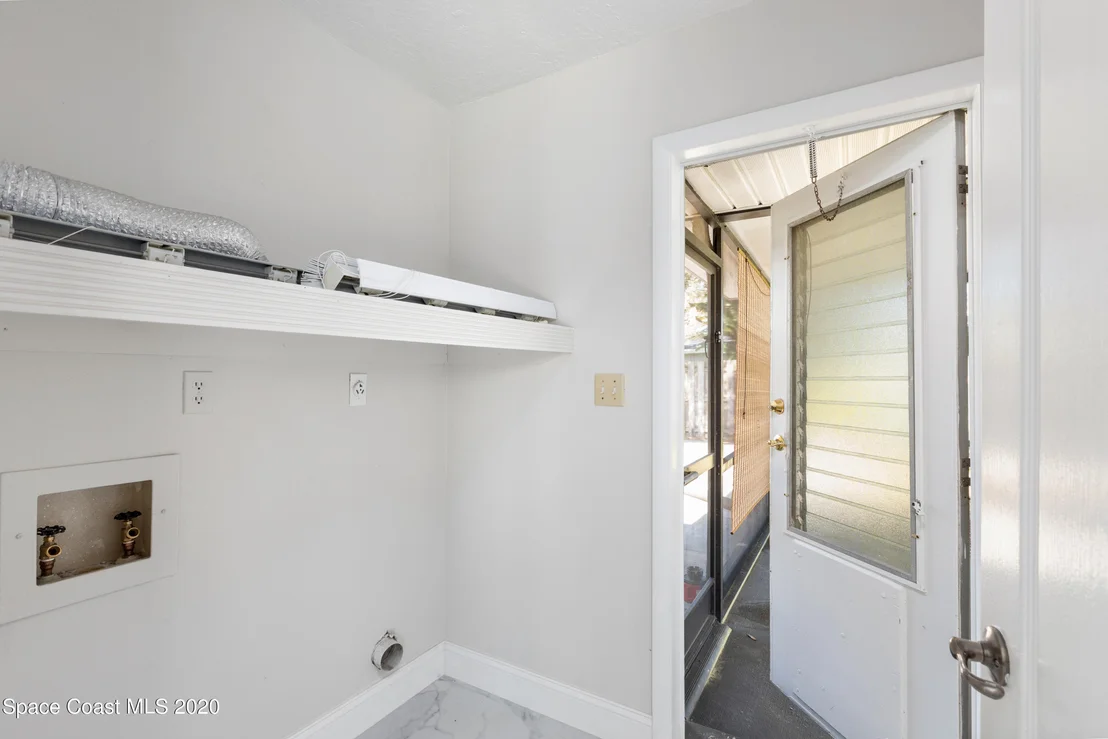 Photo of 609 Roberts Lane NE
