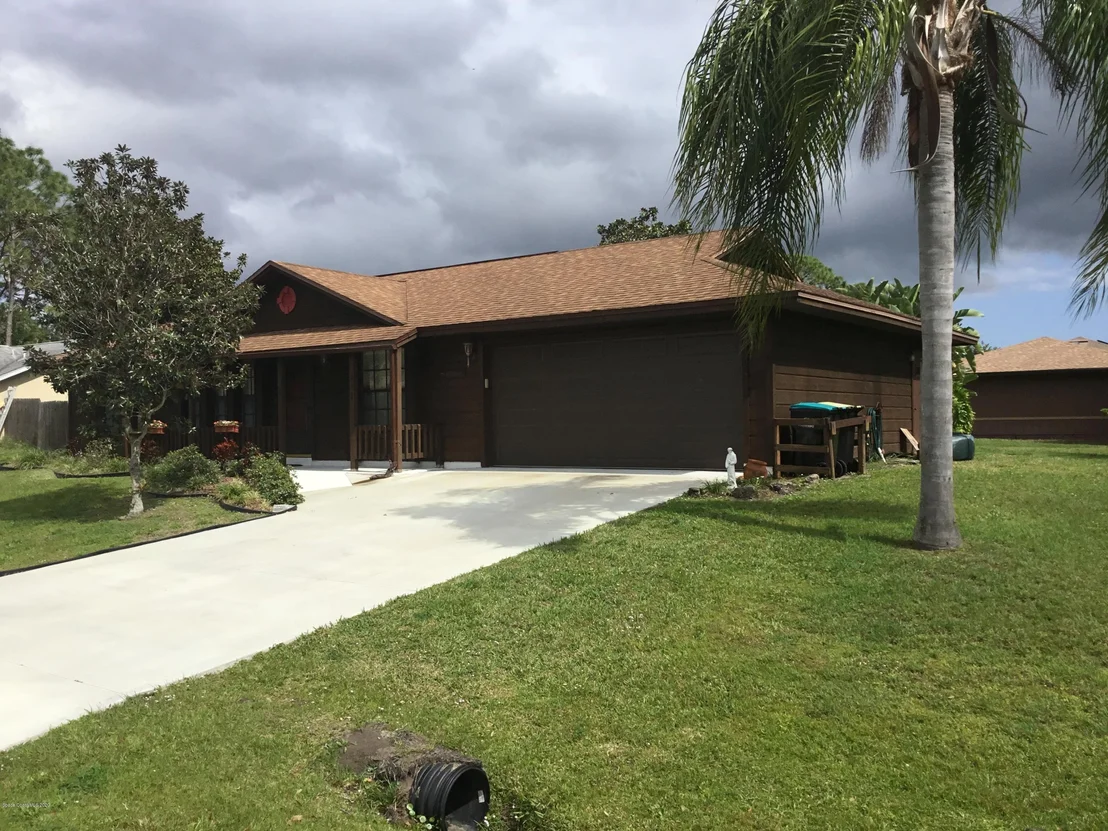 Photo of 998 Lyons Circle NW