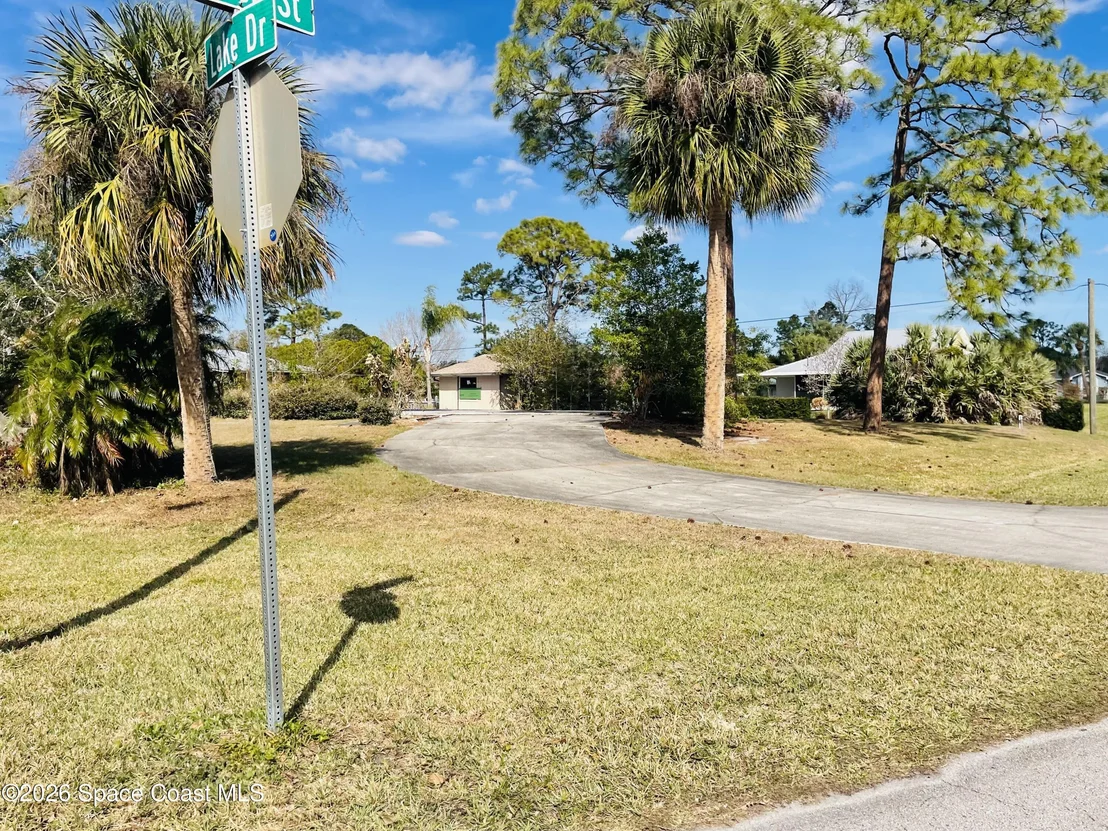 Photo of 702 Lake Drive