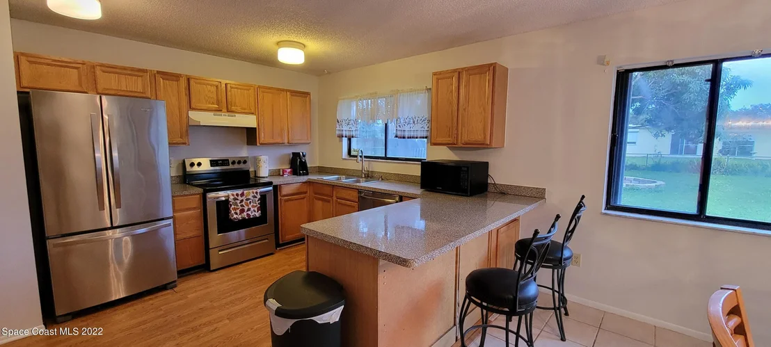 Photo of 981 Cadillac Drive NE