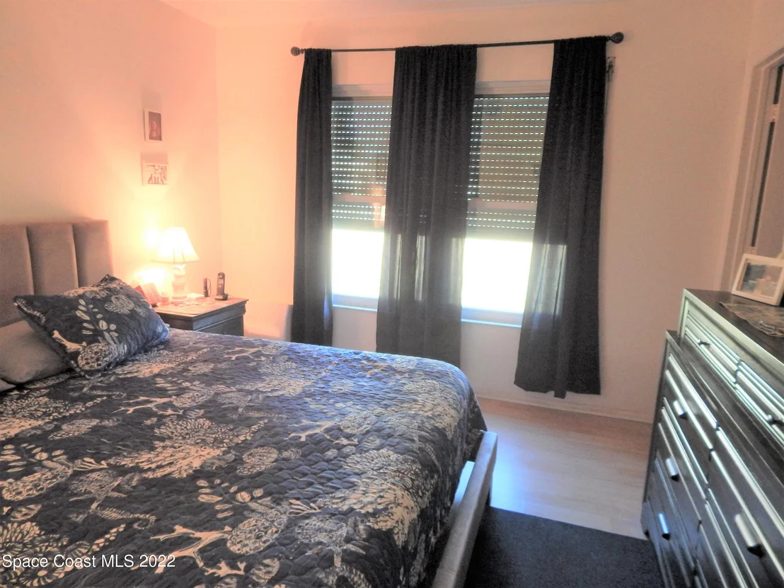 Photo of 1638 Riviera Drive NE