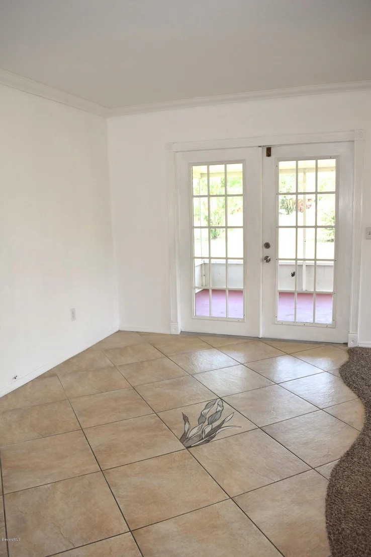 Photo of 881 Riviera Drive NE