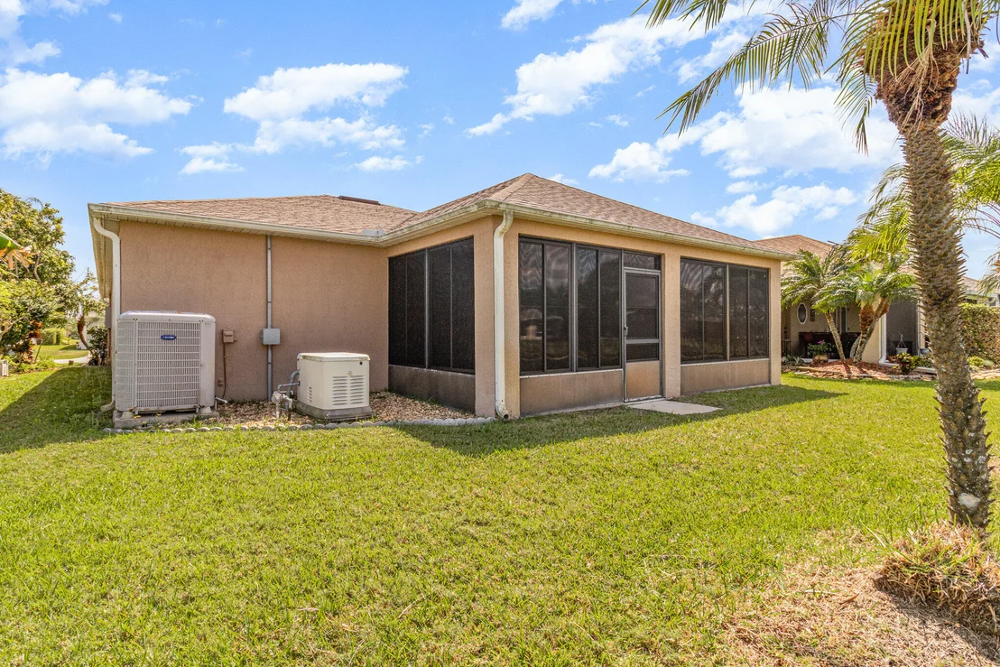 Photo of 1136 White Oak Circle