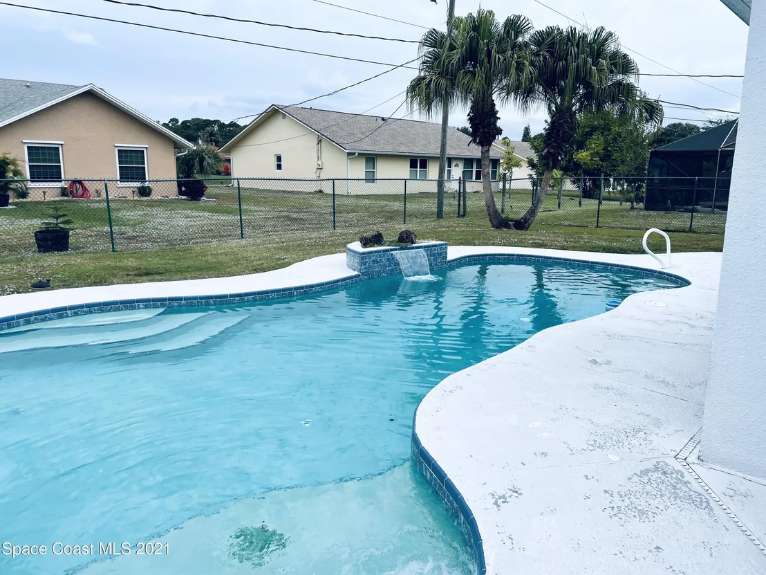 Photo of 652 Seven Gables Circle SE