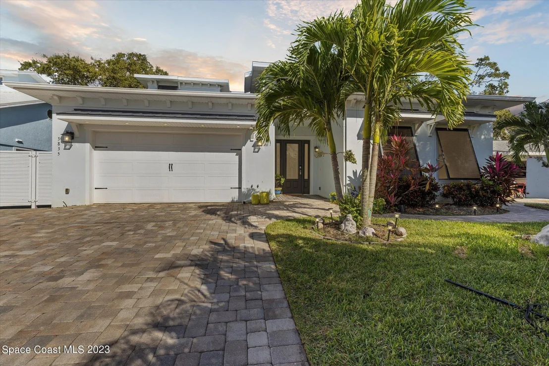 Photo of 3835 Riverside Drive