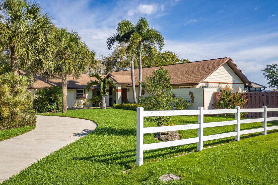 Photo of 3877 Riverside Drive