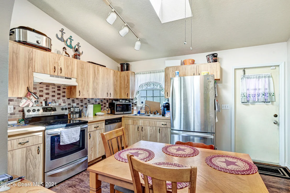 Photo of 6621 Bancroft Avenue