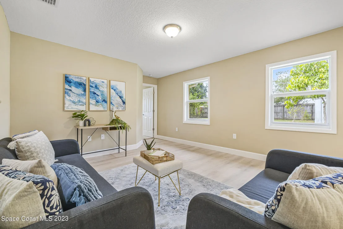 Photo of 1070 Mariposa Drive NE