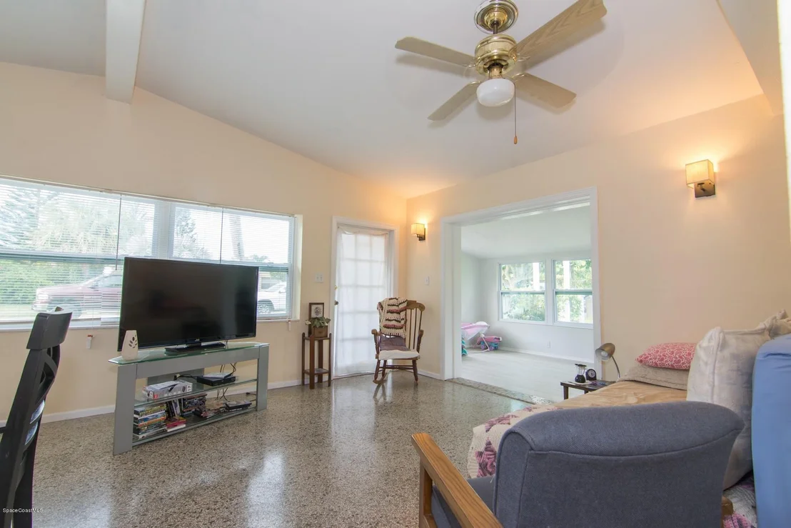 Photo of 251 Avenida Central