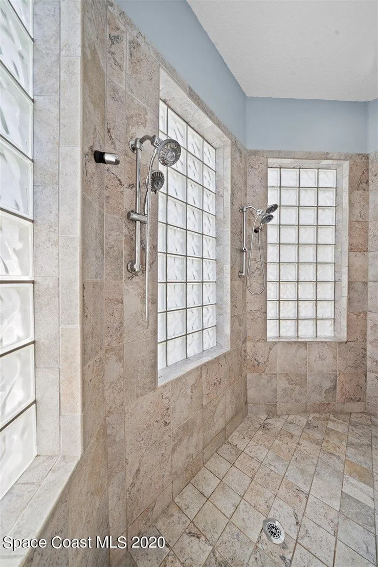 Photo of 925 Chatsworth Drive