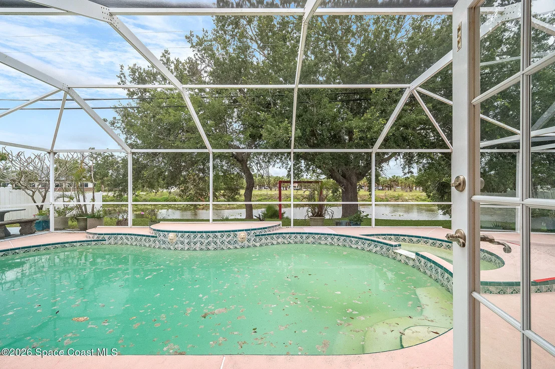 Photo of 586 Louvre Drive