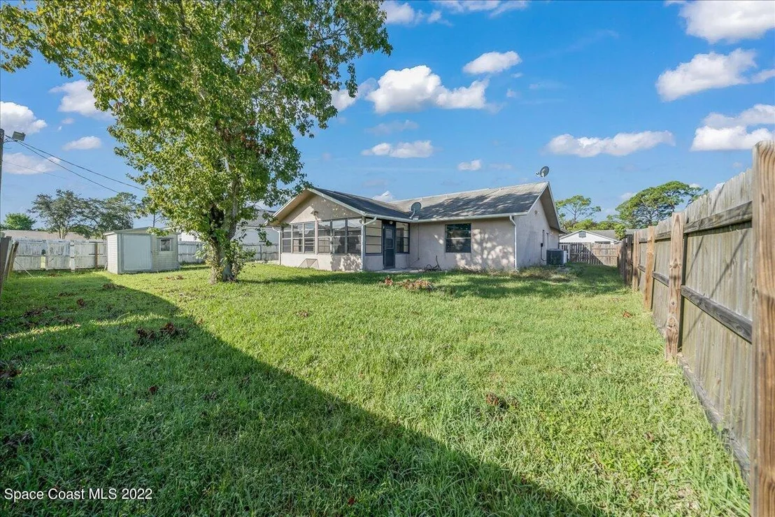 Photo of 811 Lyons Circle NW