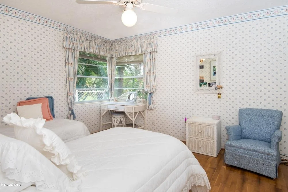 Photo of 1204 S Riverside Drive