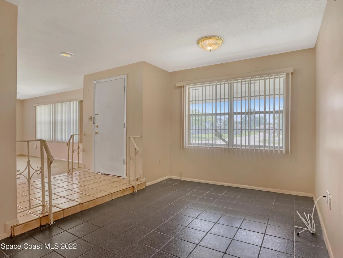 Photo of 916 Kings Post Road