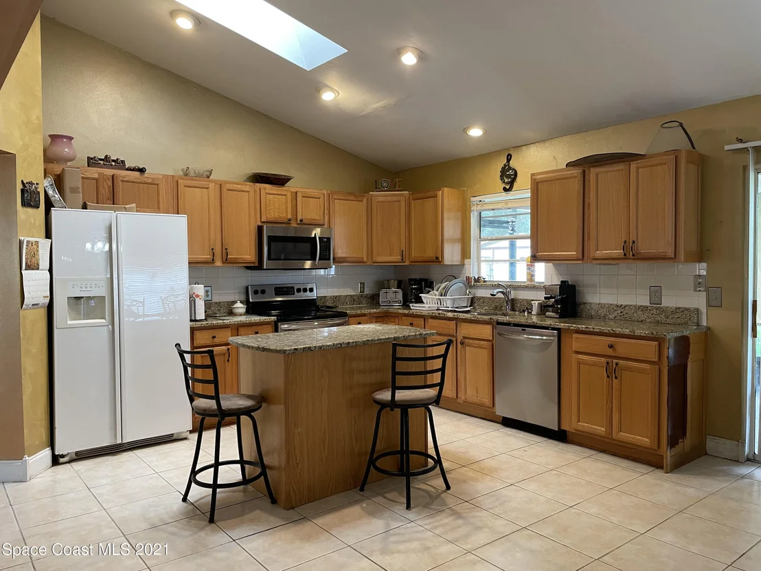Photo of 751 Becker Avenue NE