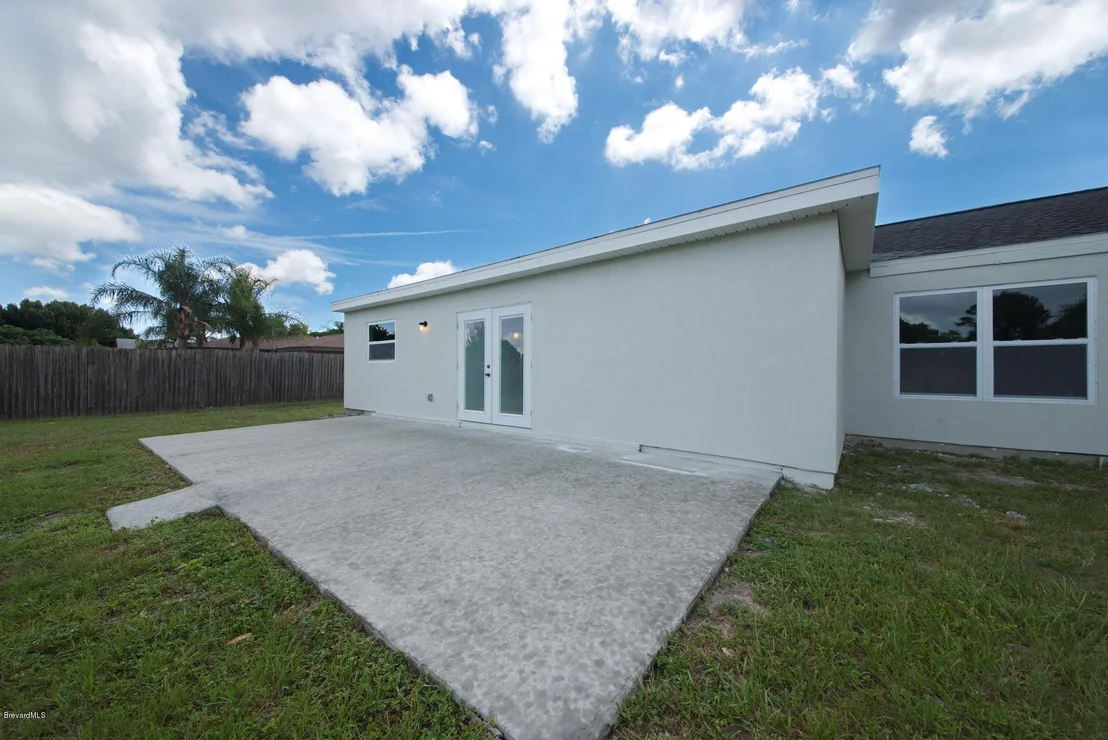 Photo of 1025 Riviera Drive NE