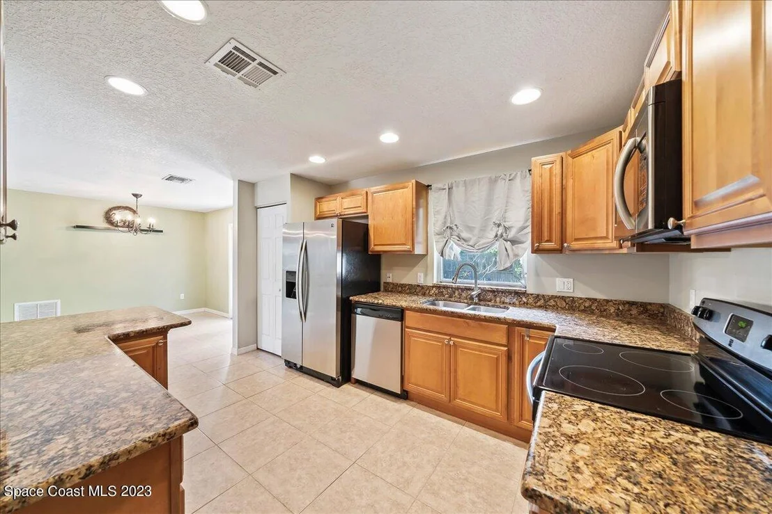 Photo of 945 Kings Post Road