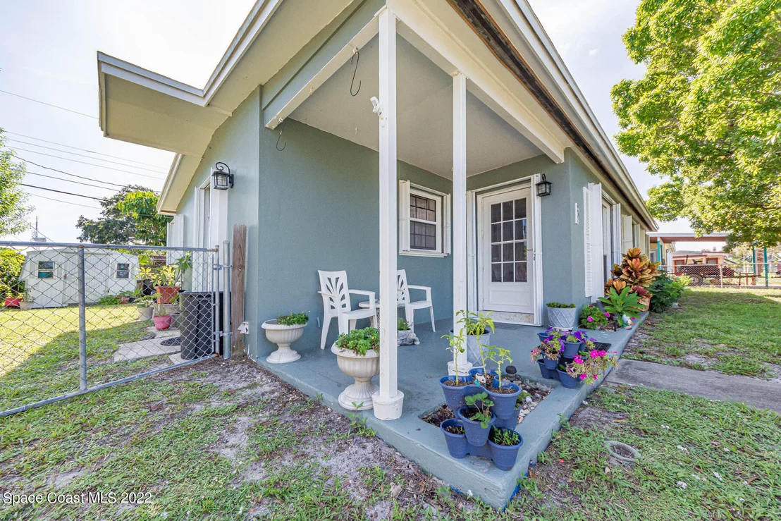 Photo of 931 Bianca Drive NE