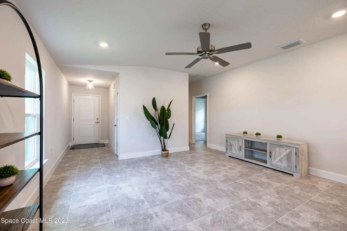 Photo of 1117 SE Canfield Circle SE