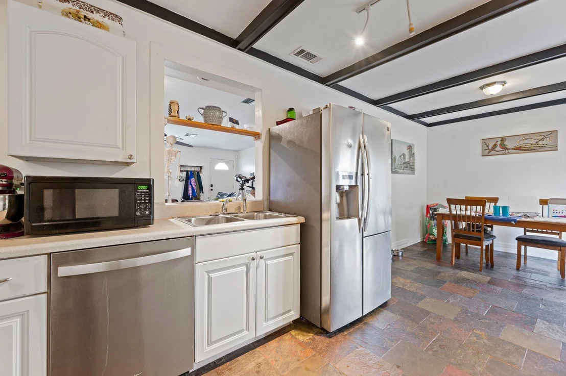 Photo of 822 Onyx Drive NE