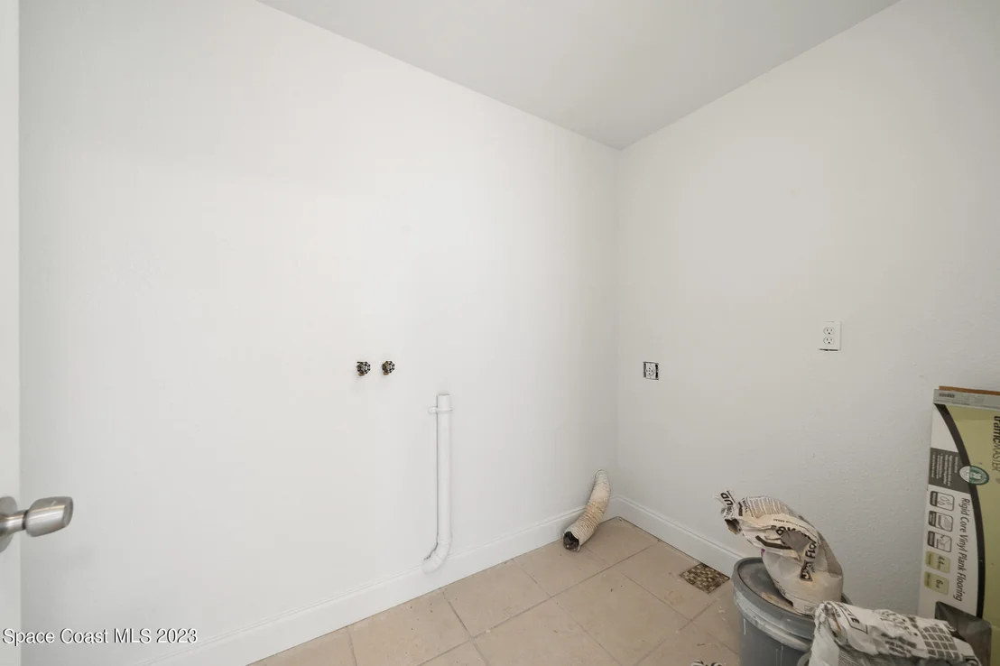 Photo of 716 Cadez Street NE