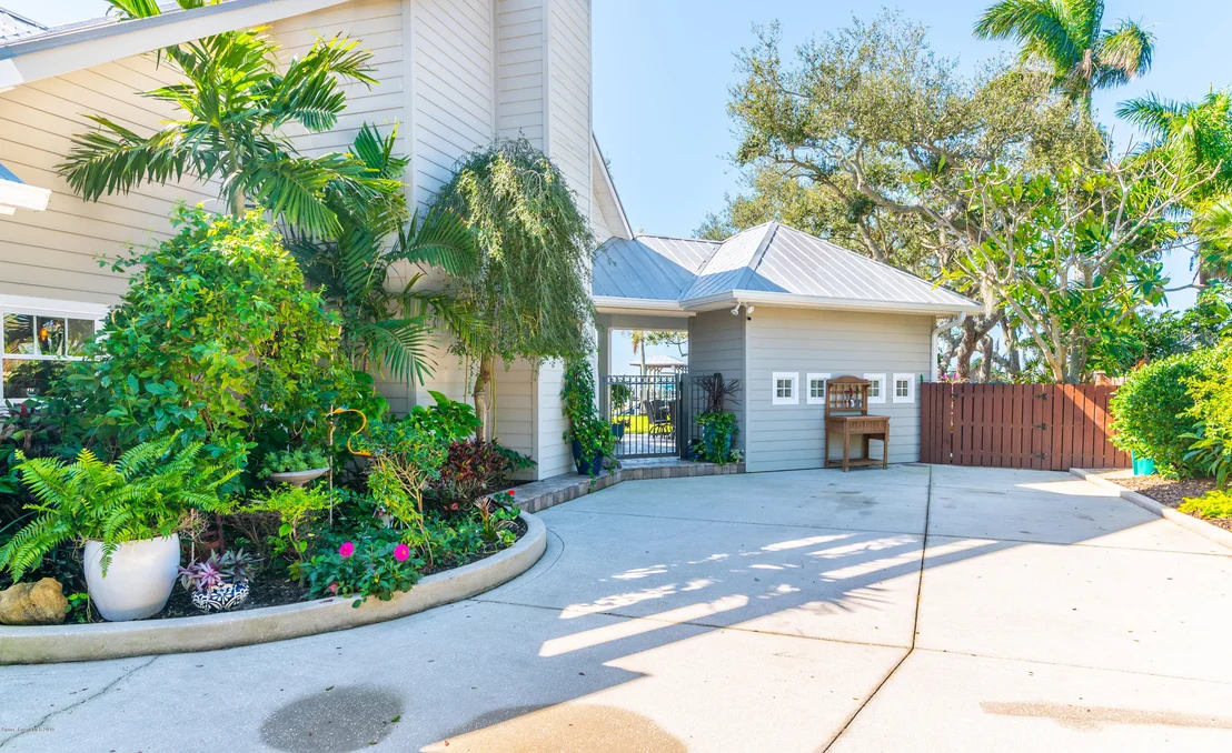 Photo of 800 S Riverside Drive