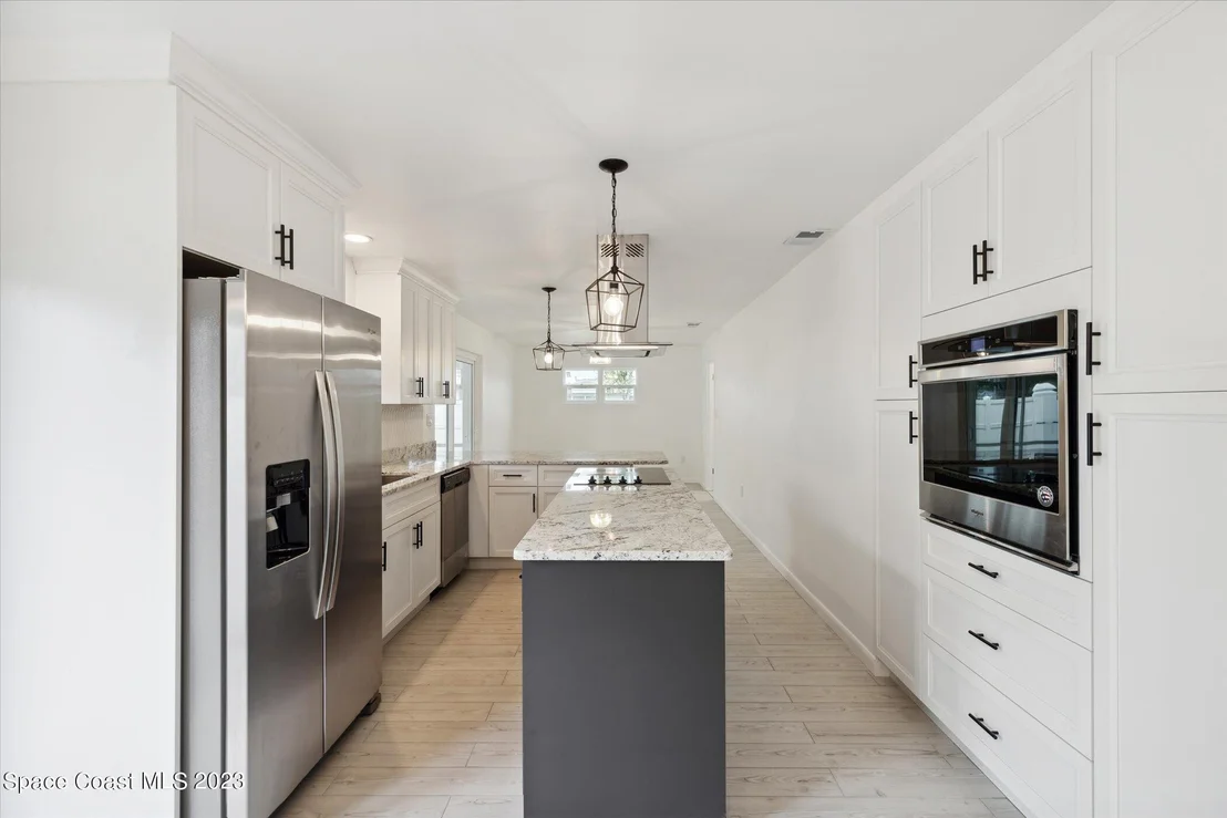 Photo of 885 Kings Post Road