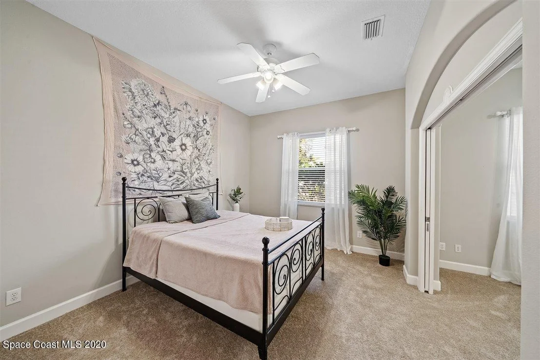 Photo of 925 Chatsworth Drive