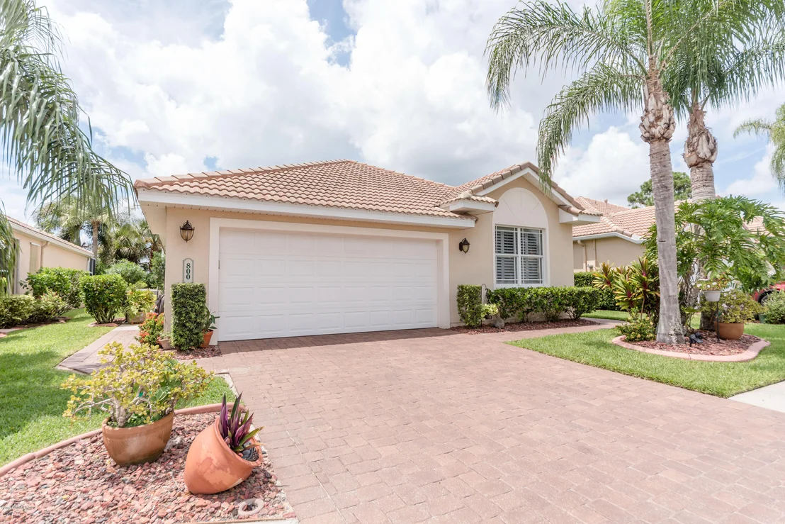 Photo of 800 Glen Abbey Way Way