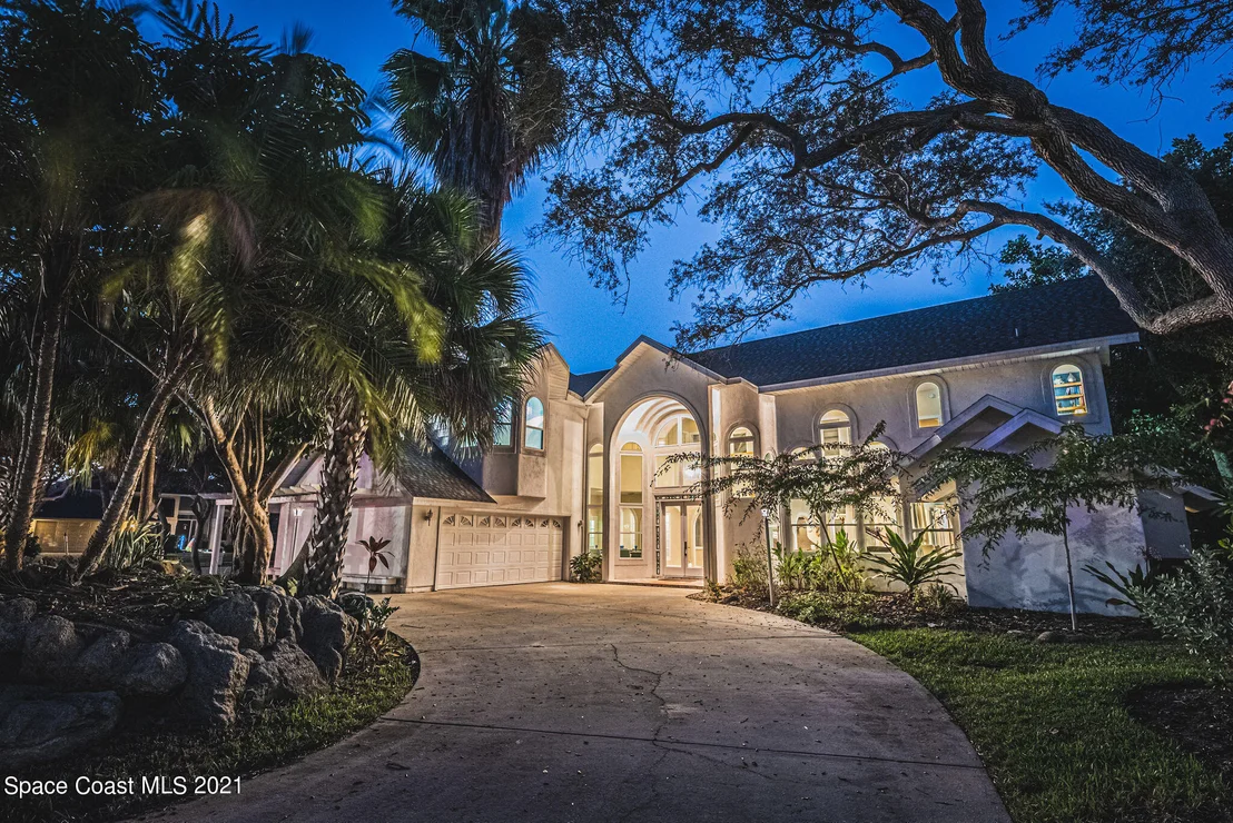 Photo of 472 Peregrine Drive