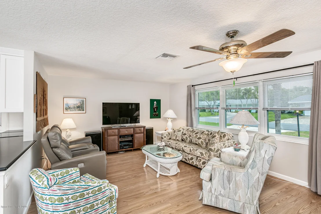 Photo of 565 Seabreeze Drive