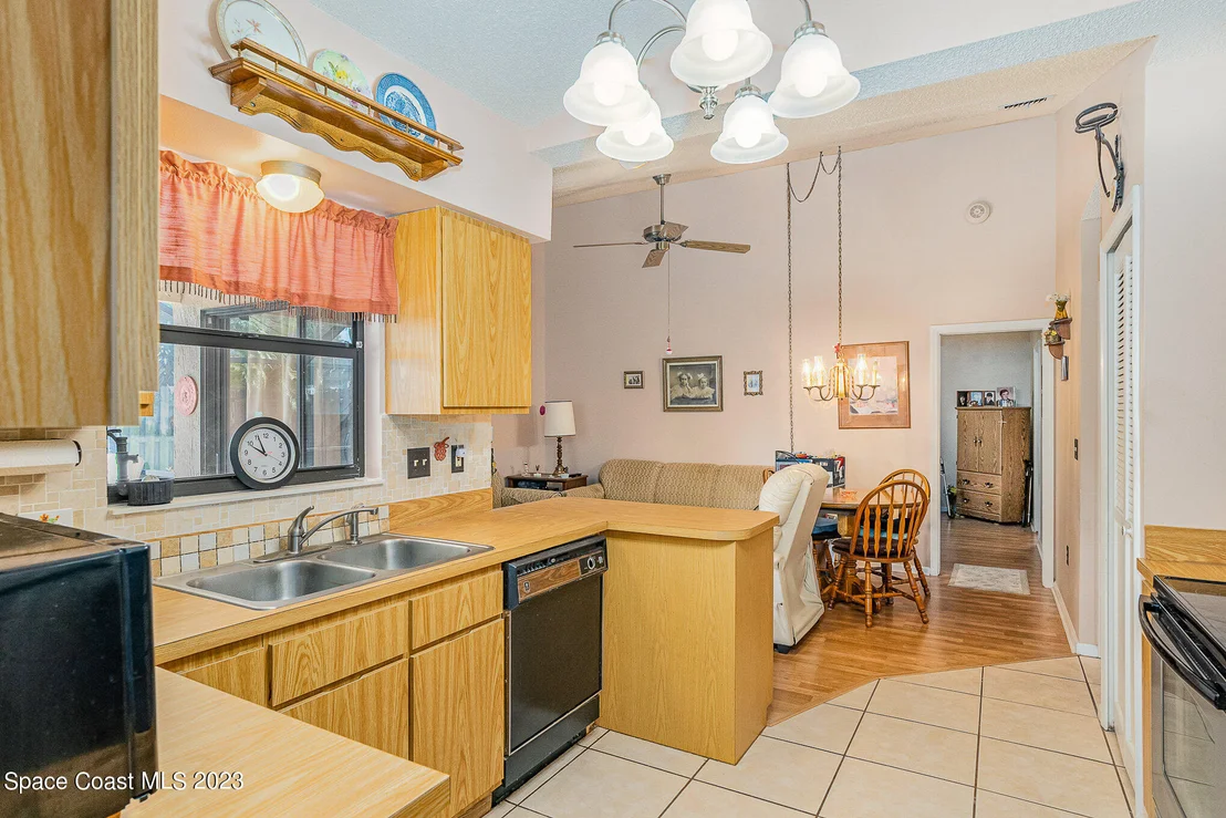 Photo of 1241 Lakeview Drive